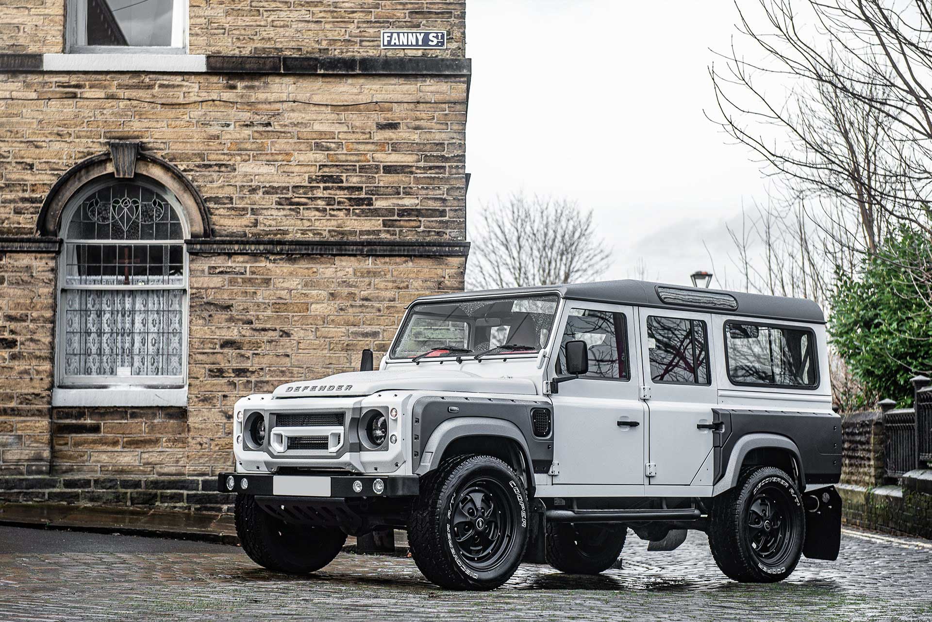 Land Rover Defender 110 độ Wide Track hầm hố bởi Kahn và Chelsea Truck