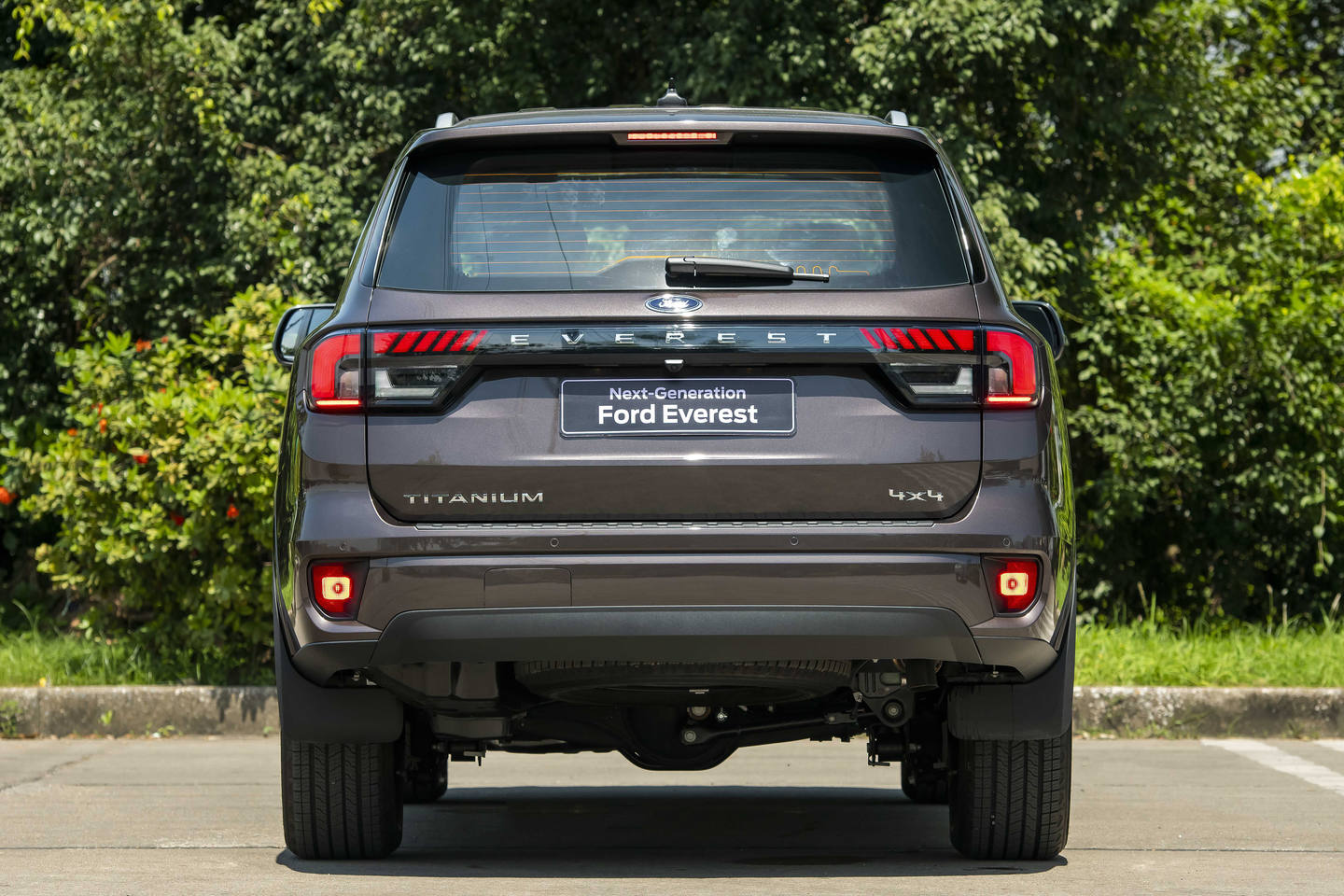 01_Everest Titanium 4x4_ Ngoại thất.jpg