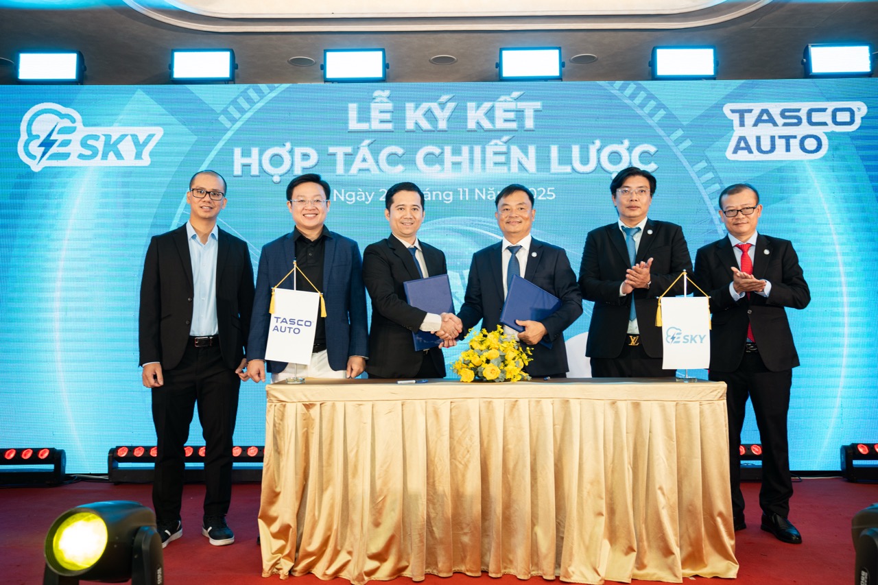 1. Đại diện Tasco Auto và Esky ký kết hợp tác chiến lược phát triển hệ thống trạm sạc nhanh c...jpeg