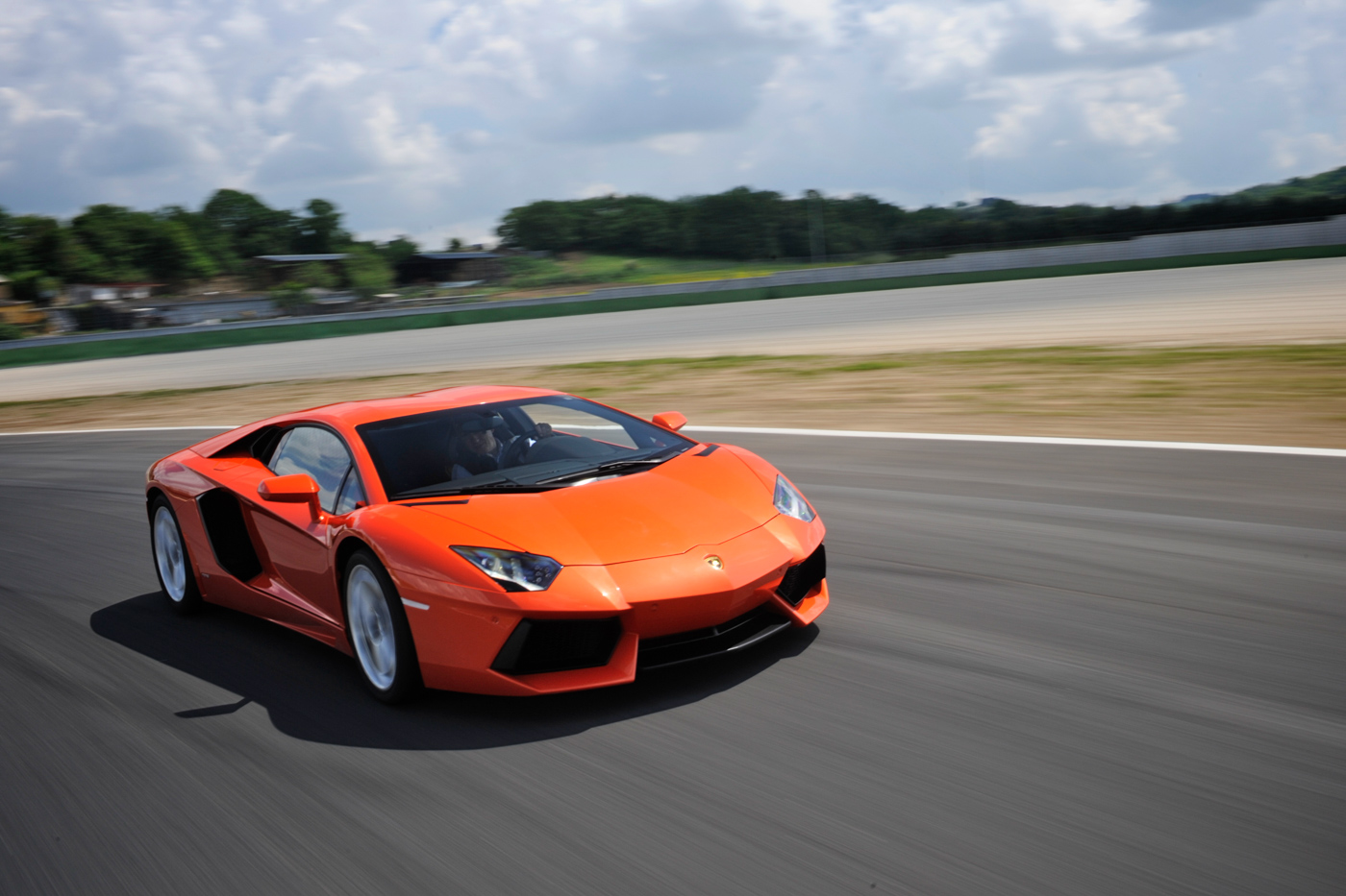 10-công-nghệ-đỉnh-cao-của-Lamborghini-Aventador-4.jpg