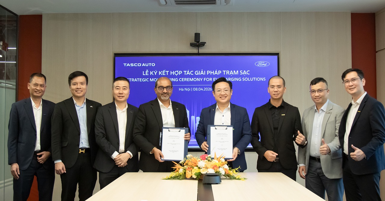 2. Lễ ký kết hợp tác giải pháp trạm sạc Large.jpeg