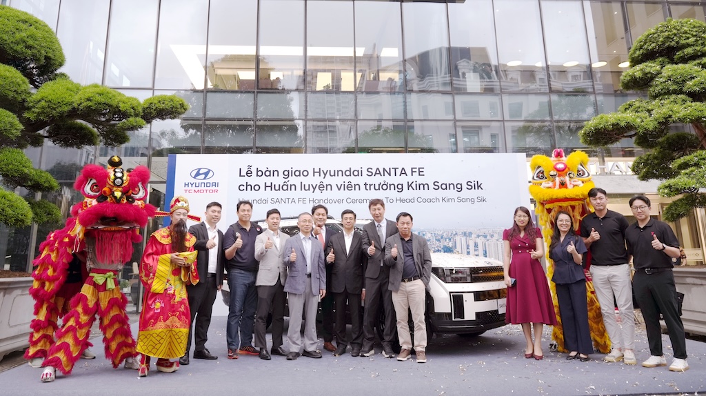 2 - Ông Kim Sang Sik chụp ảnh chung cùng Tổng Giám đốc và các CBNV Huyndai Thành C...jpg