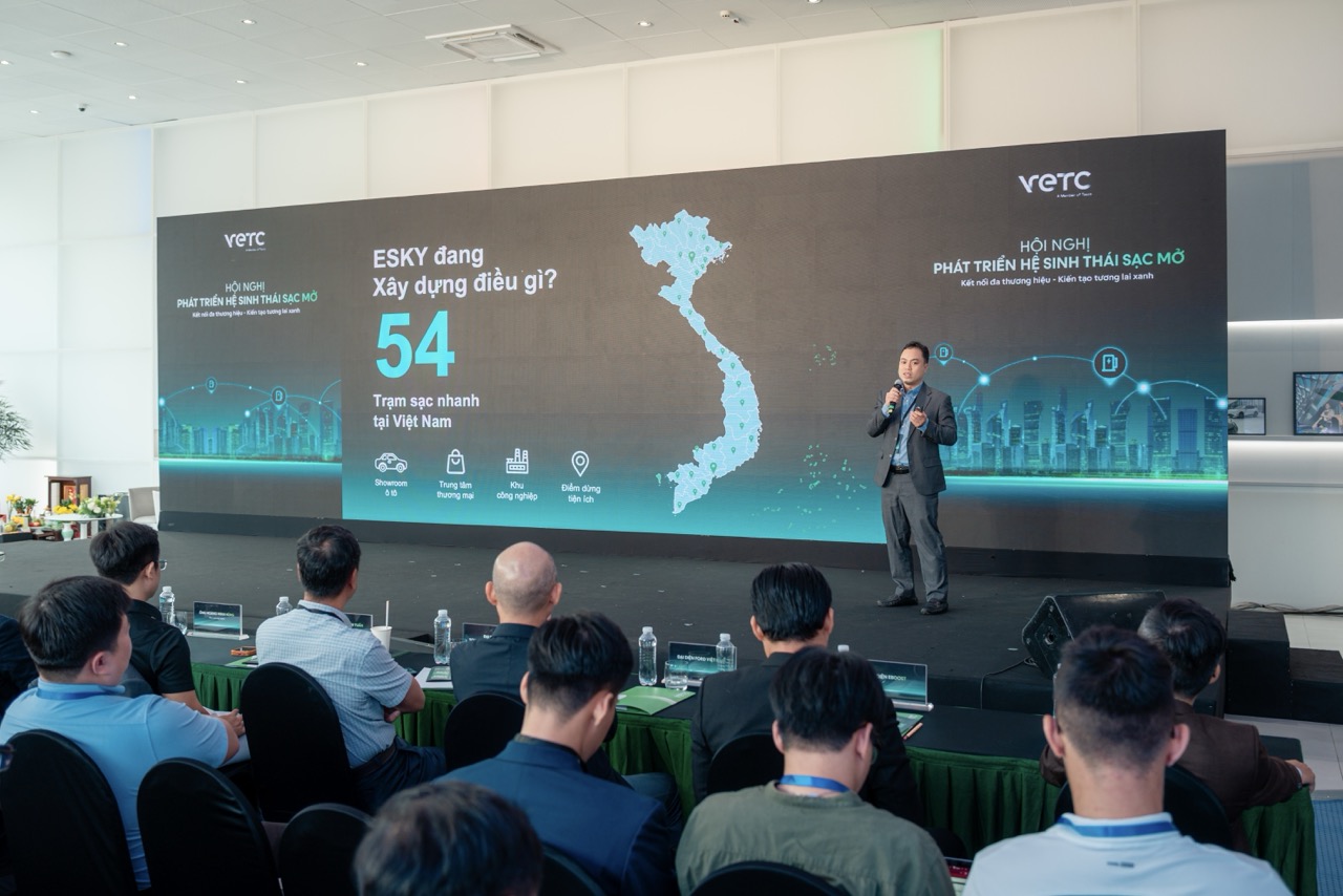 2. Ông Lý Hữu Lợi - Giám đốc công nghệ của Esky trình bày tham luận tại sư...jpeg