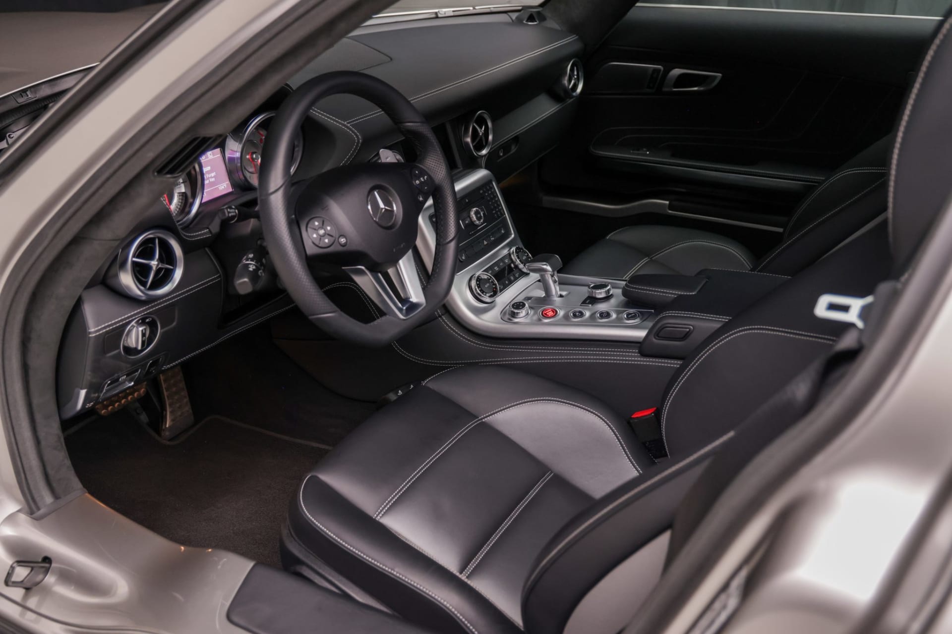 2011_mercedes-benz_sls-amg_img-3288-73926-scaled-959666.jpeg
