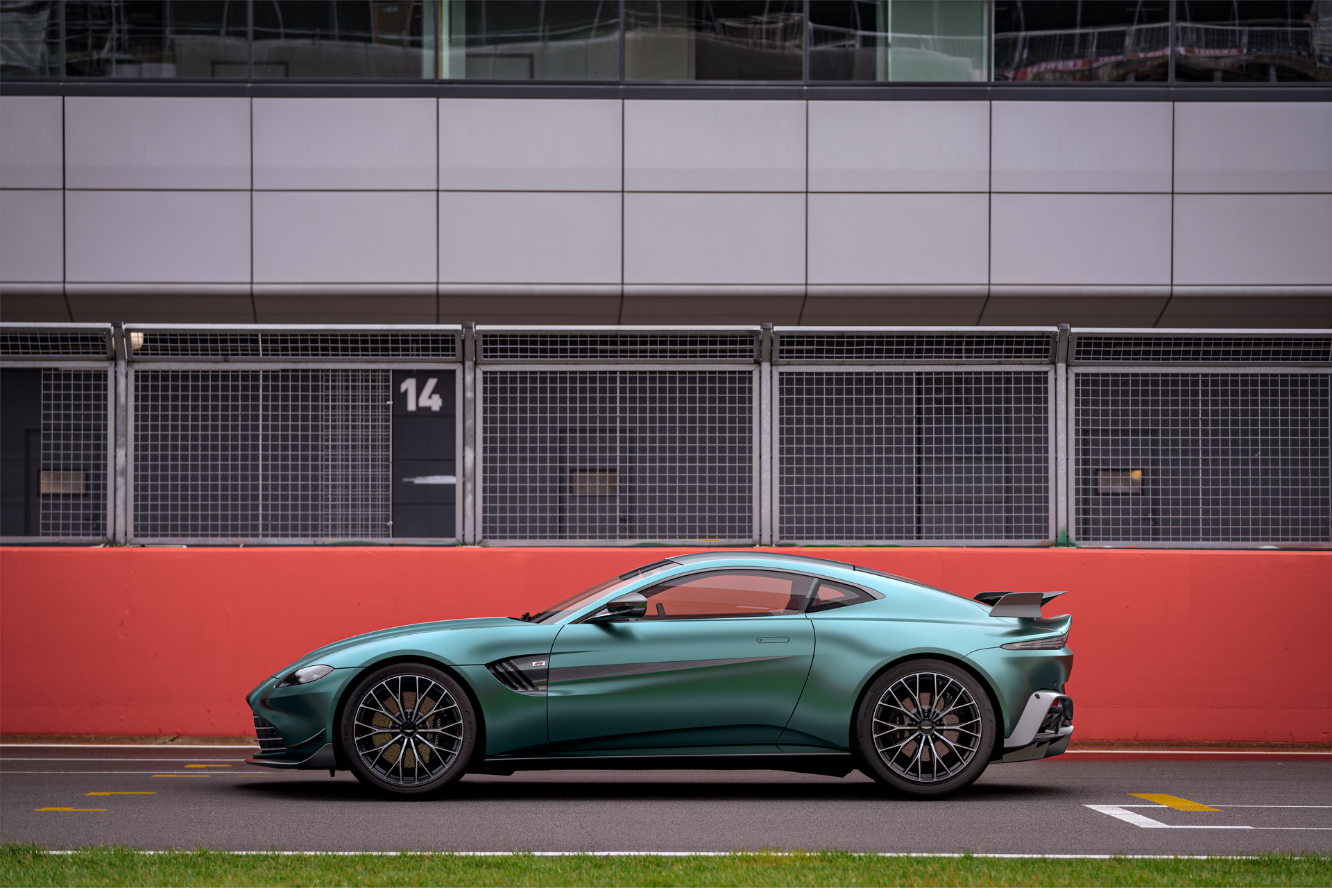 2021-aston-martin-vantage-f1-edition-4.jpg