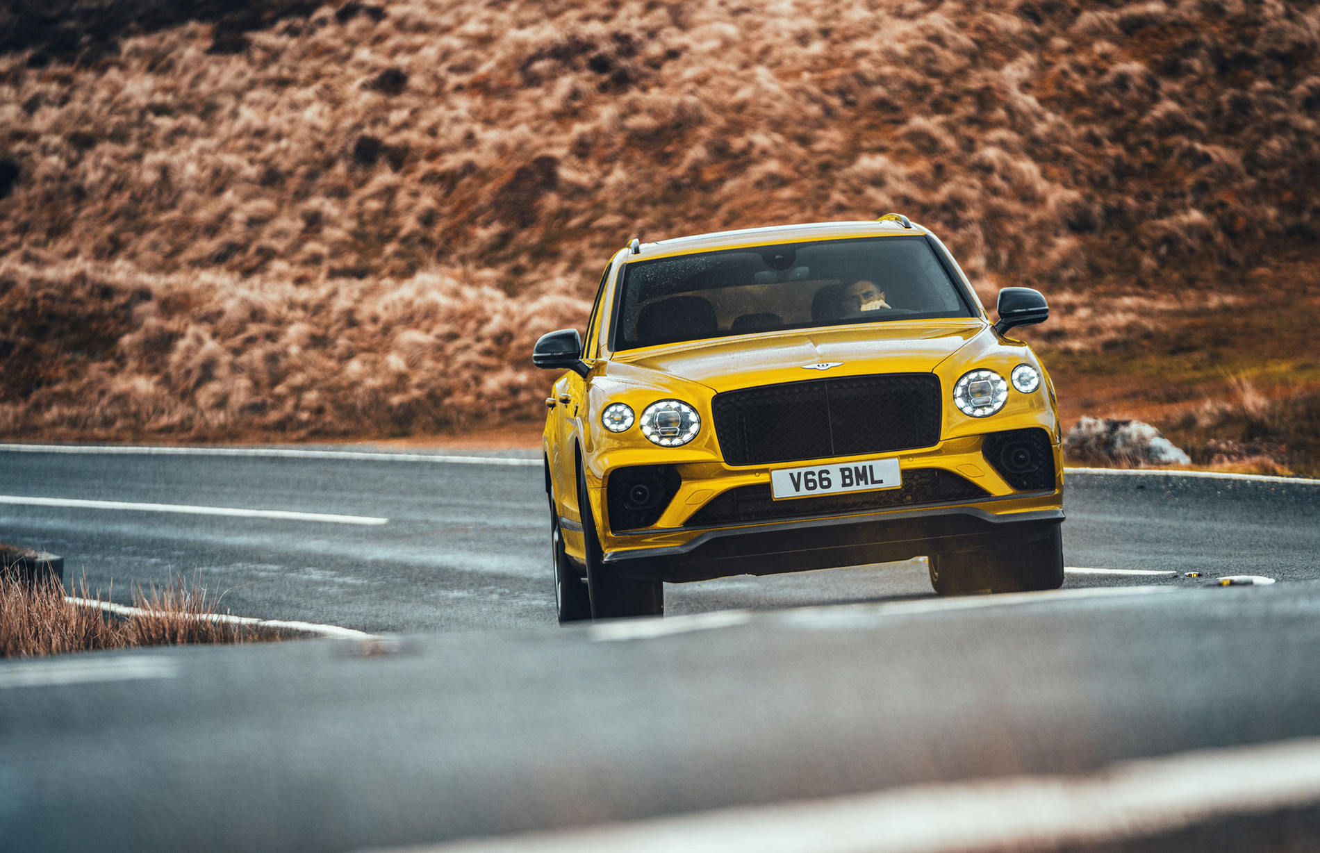 2022-Bentley-Bentayga-hybrid-00010.jpg
