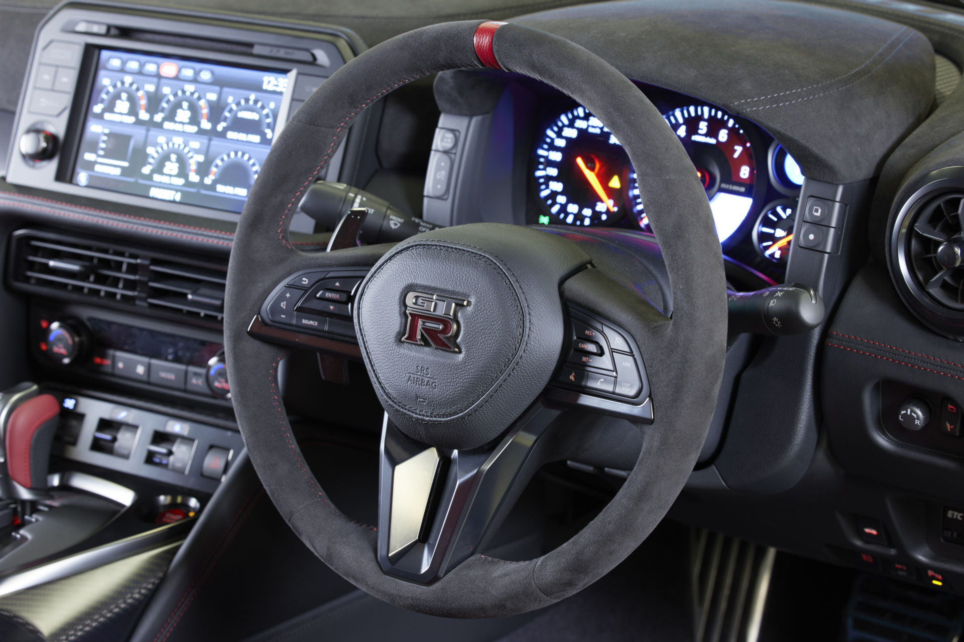 2022-Nissan-GT-R-Nismo-28.jpg