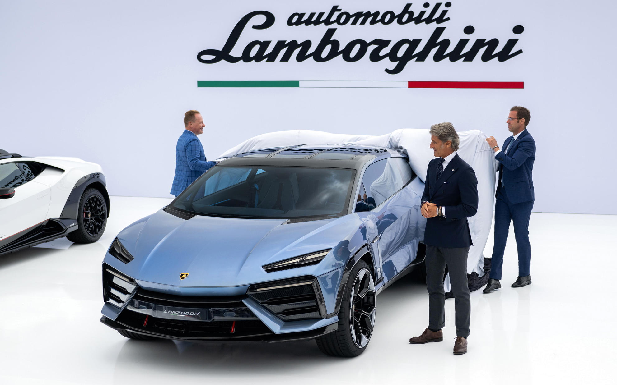 2023-lamborghini-lanzador-concept-monterey-02.jpg