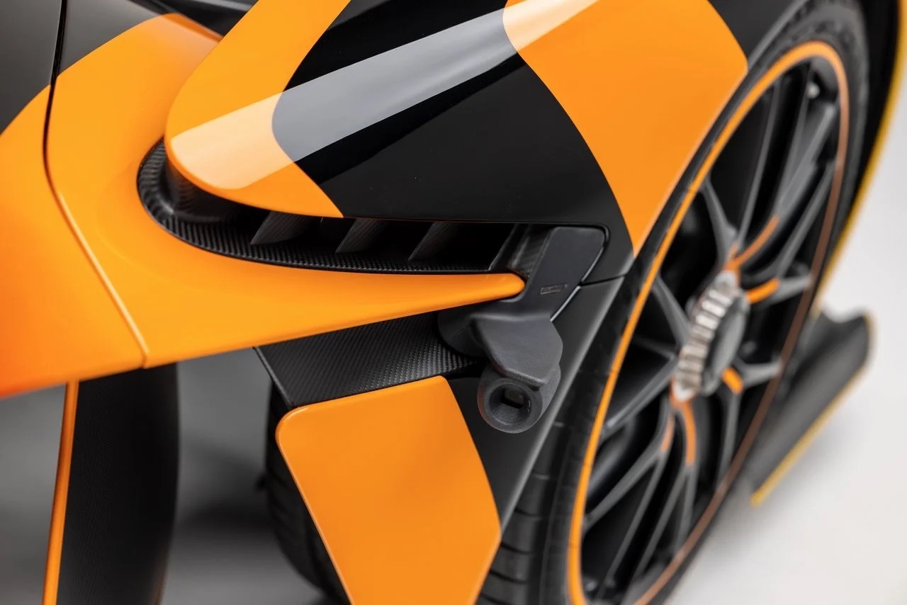 2024-aston--martin-valkyrie-0-1076313127.jpeg