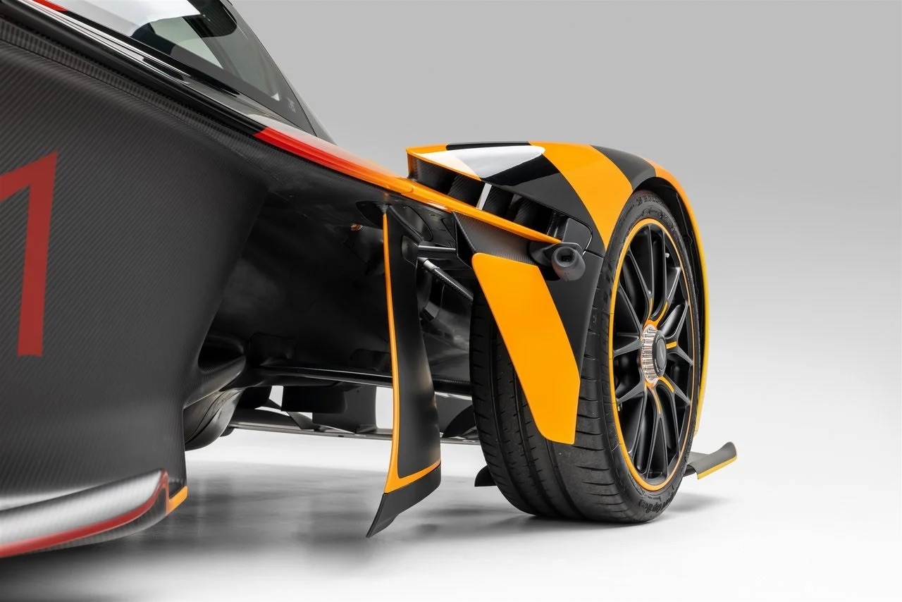 2024-aston--martin-valkyrie-0-1090253434.jpeg
