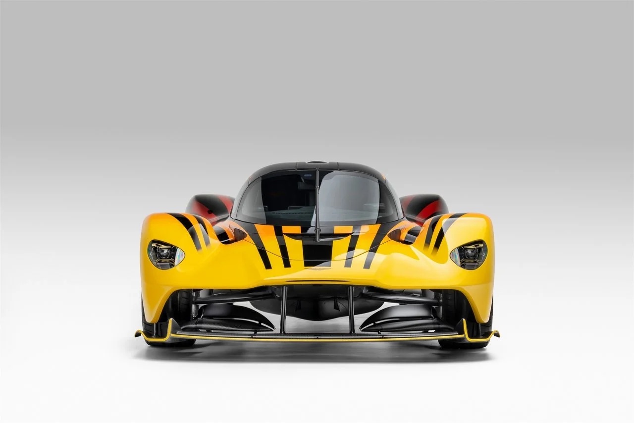 2024-aston--martin-valkyrie-0-1163116510.jpeg