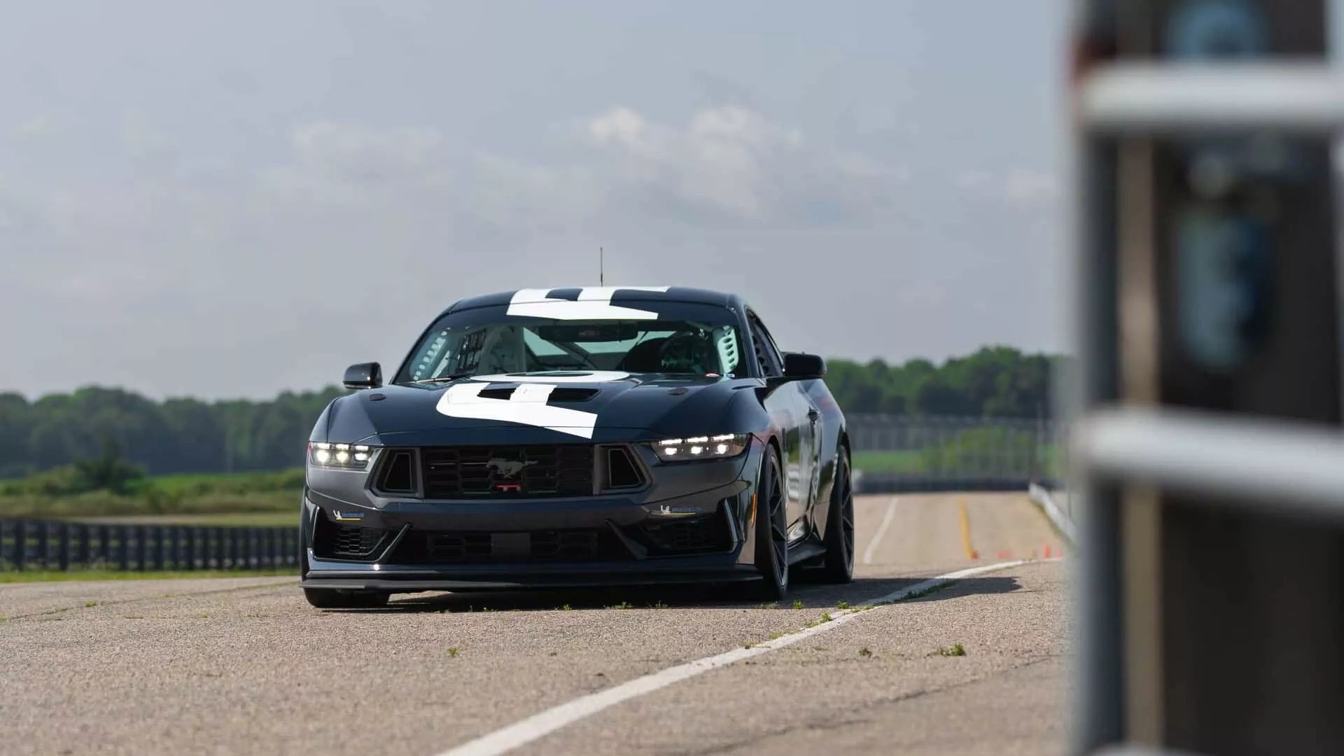 2024-Ford-Mustang-Dark-Horse-R-10.jpeg