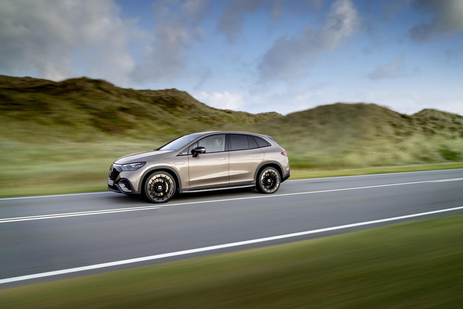 2024-Mercedes-Benz-EQE-SUV-04.jpg