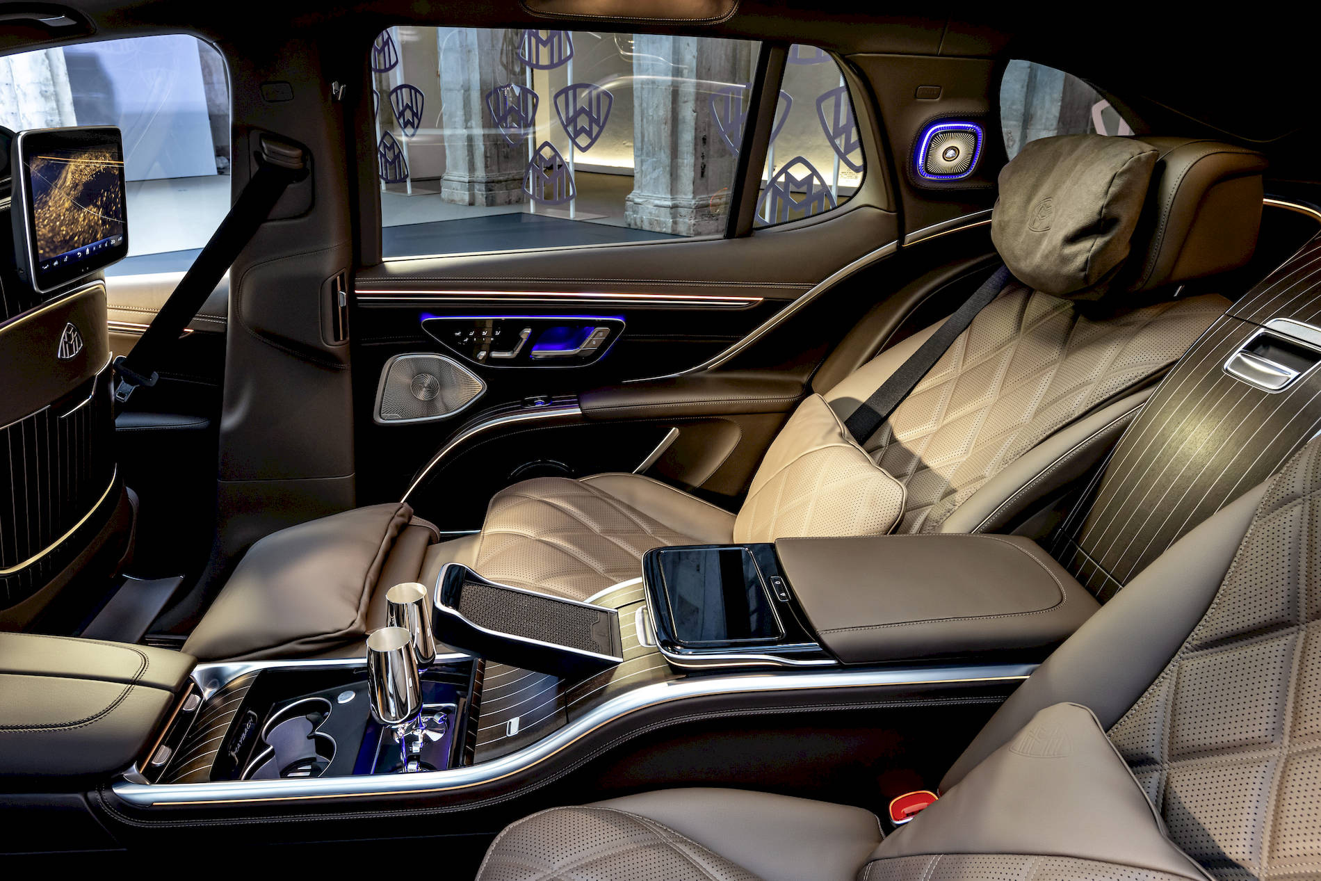 2024-mercedes-maybach-eqs-suv-electric-suv-011.jpg