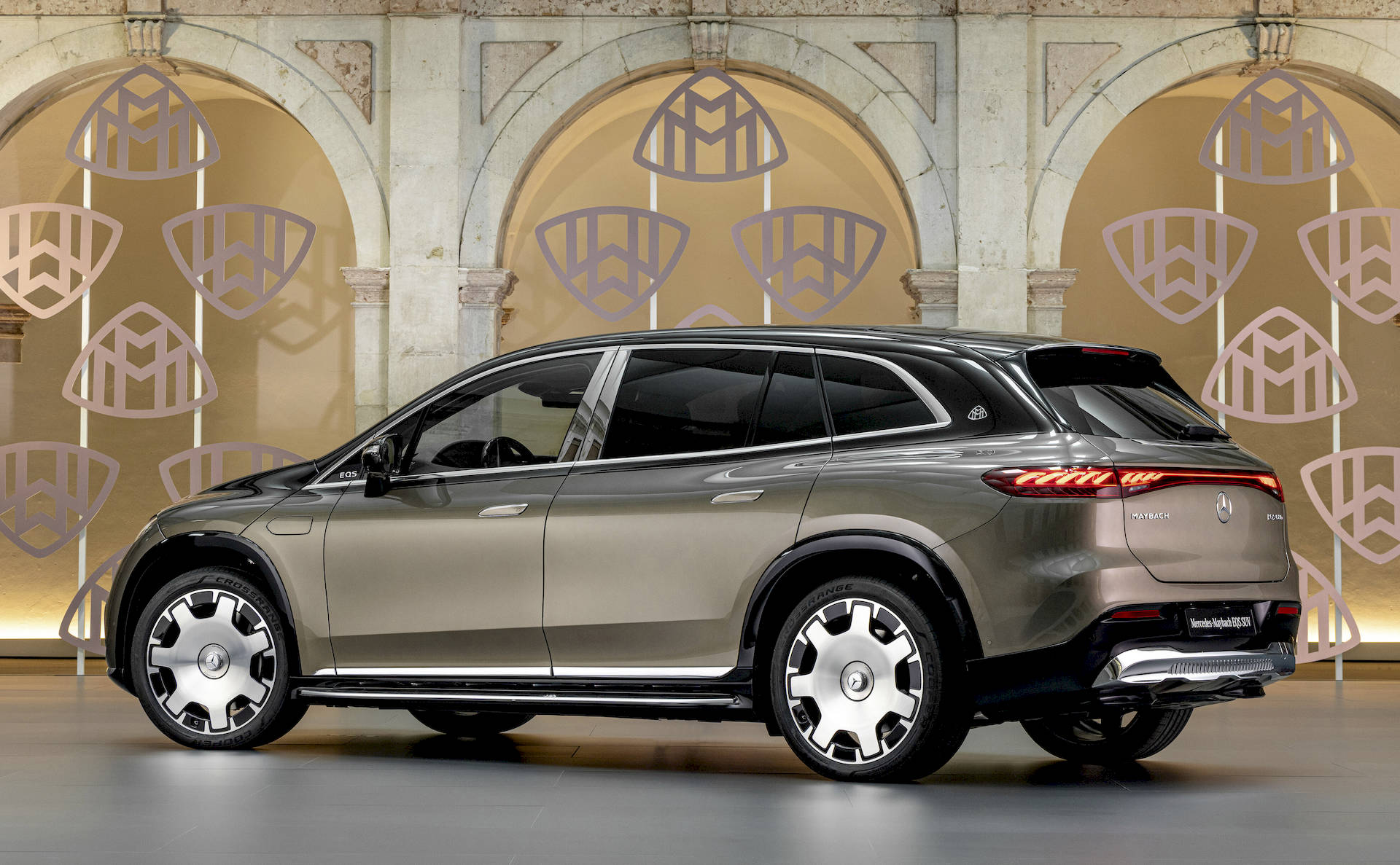2024-mercedes-maybach-eqs-suv-electric-suv-04.jpg