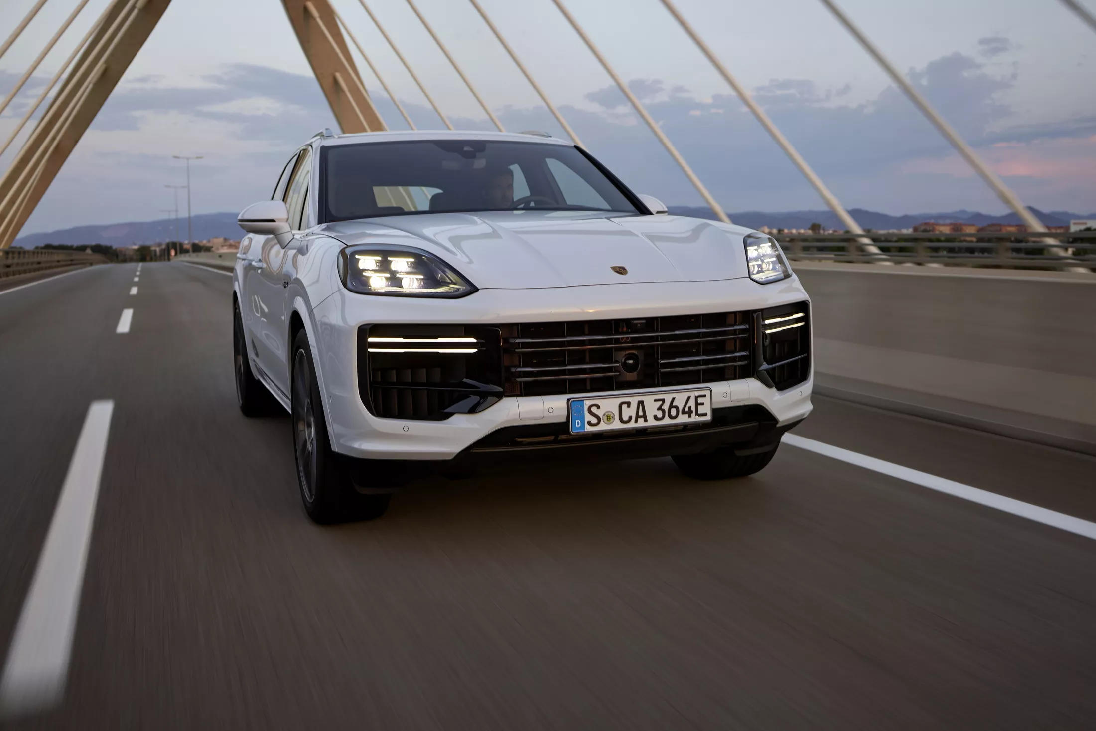 2024-Porsche-Cayenne-Turbo-E-Hybrid-4.jpg