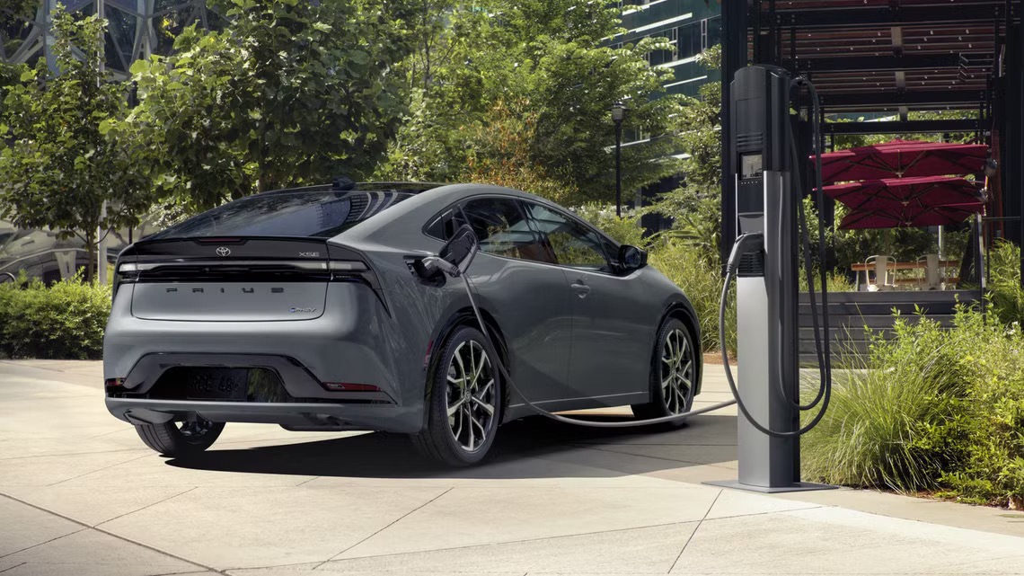 2025-toyota-prius-phev.jpeg