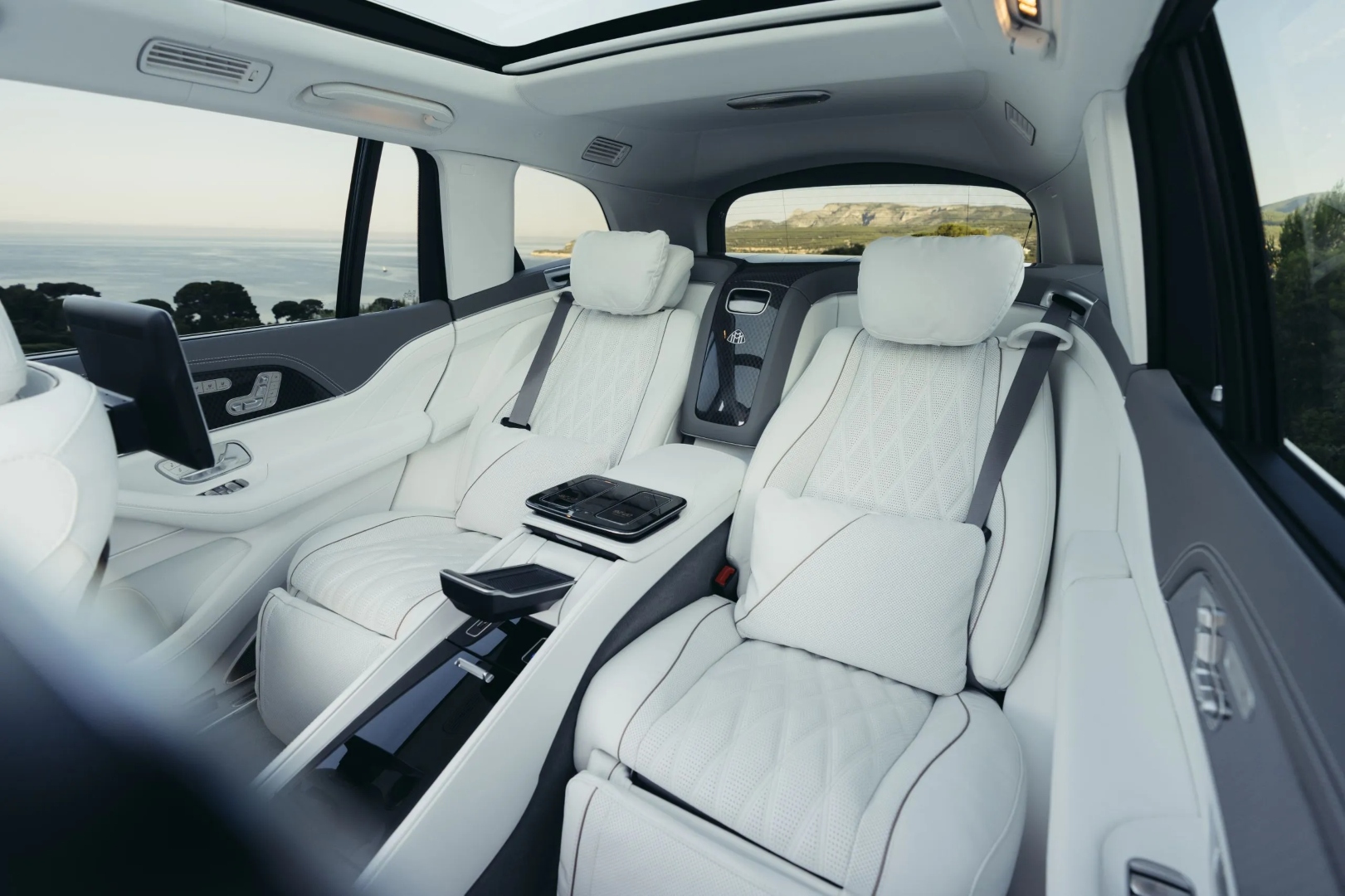 2026-Mercedes-Maybach-GLS-680-22 (Large).jpeg