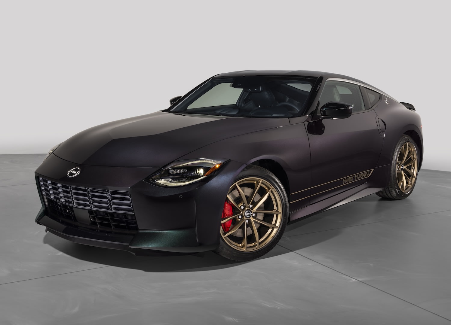 2026-nissan-z-heritage-edition-_-3q-952911.jpg