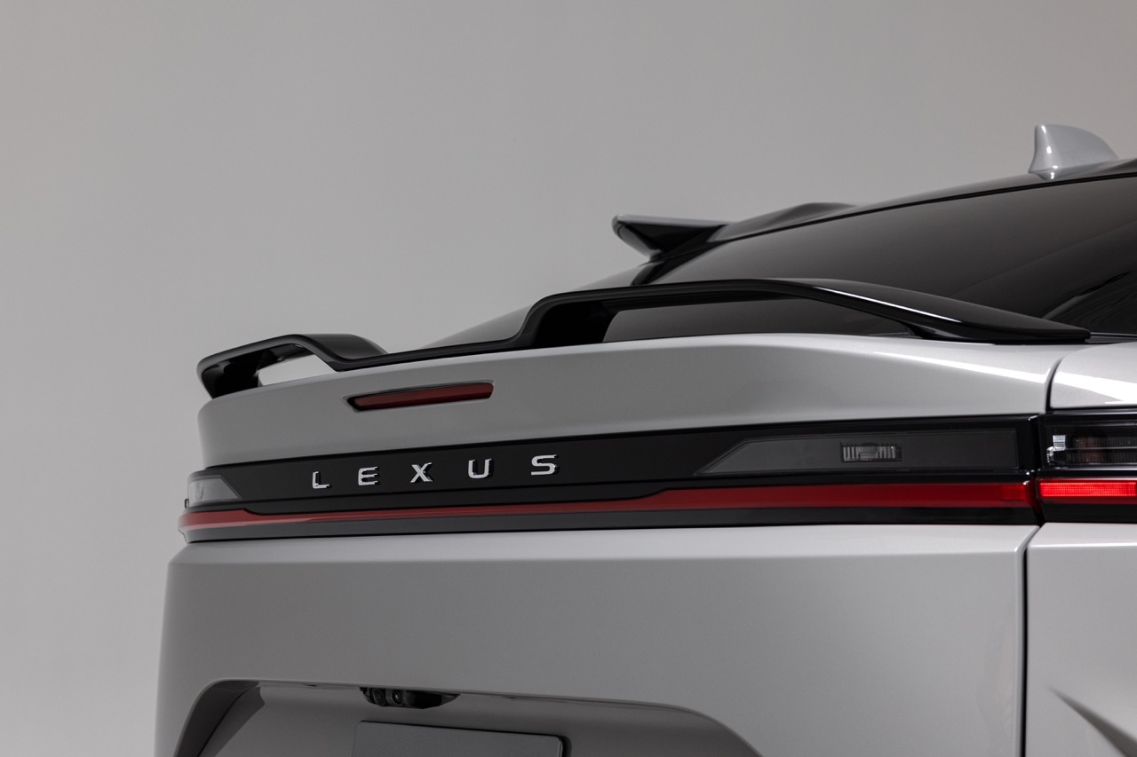 2026_Lexus_RZ_550e_09 Large.jpeg