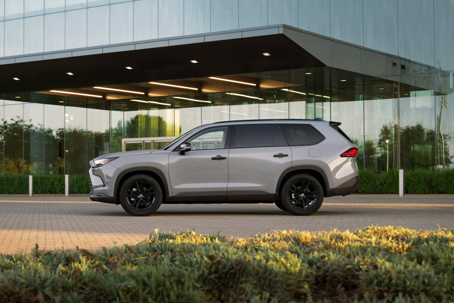2026_Toyota_Grand-Highlander_Nightshade_Cement_005-1500x1000.jpg