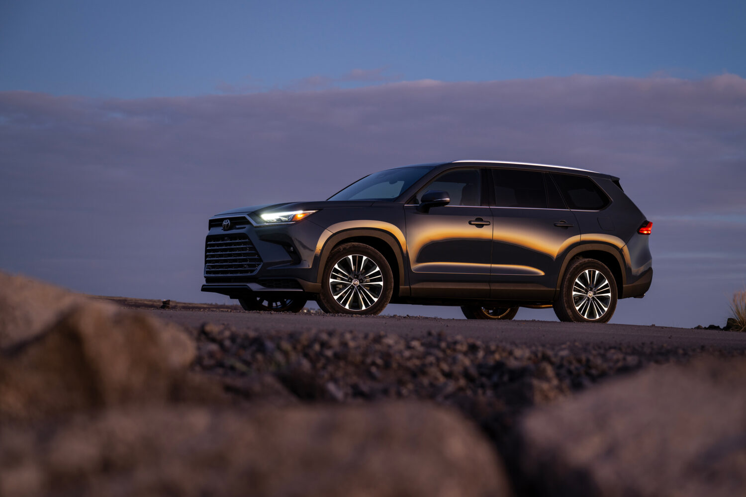 2026_Toyota_GrandHighlander_Platinum_StormCloud_030-1500x1000.jpg