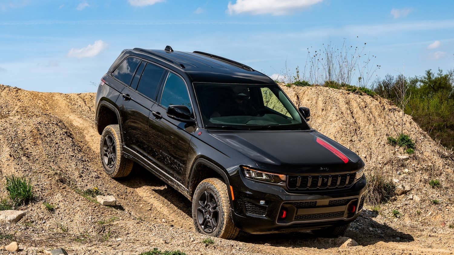 2027-jeep-grand-cherokee-trailhawk-in-black-front-angled-view-off-road-driving.jpeg
