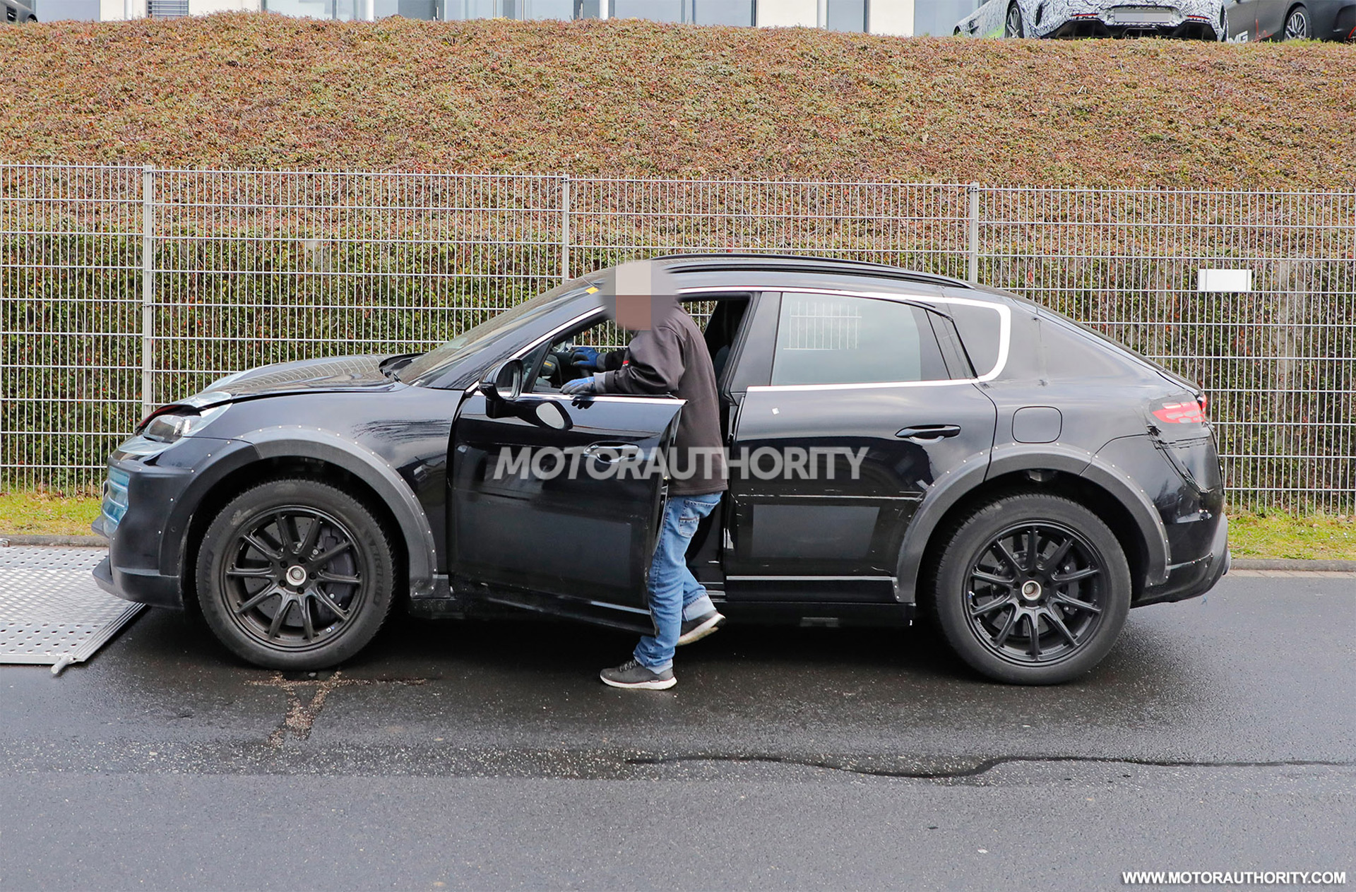 2027-porsche-cayenne-ev-test-mule-spy-shots--photo-credit-baldauf_100890714_h.jpg