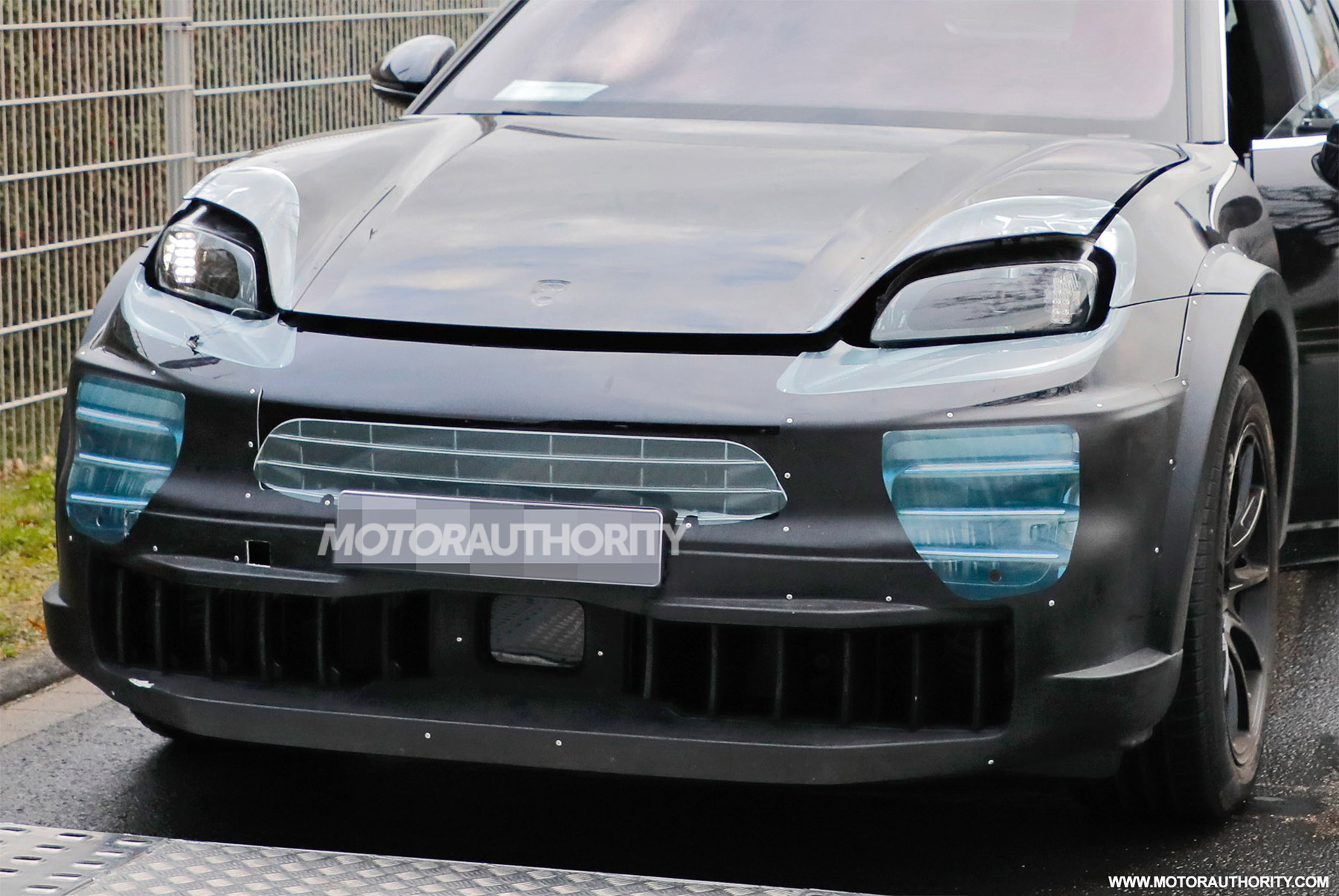 2027-porsche-cayenne-ev-test-mule-spy-shots--photo-credit-baldauf_100890715_h.jpg