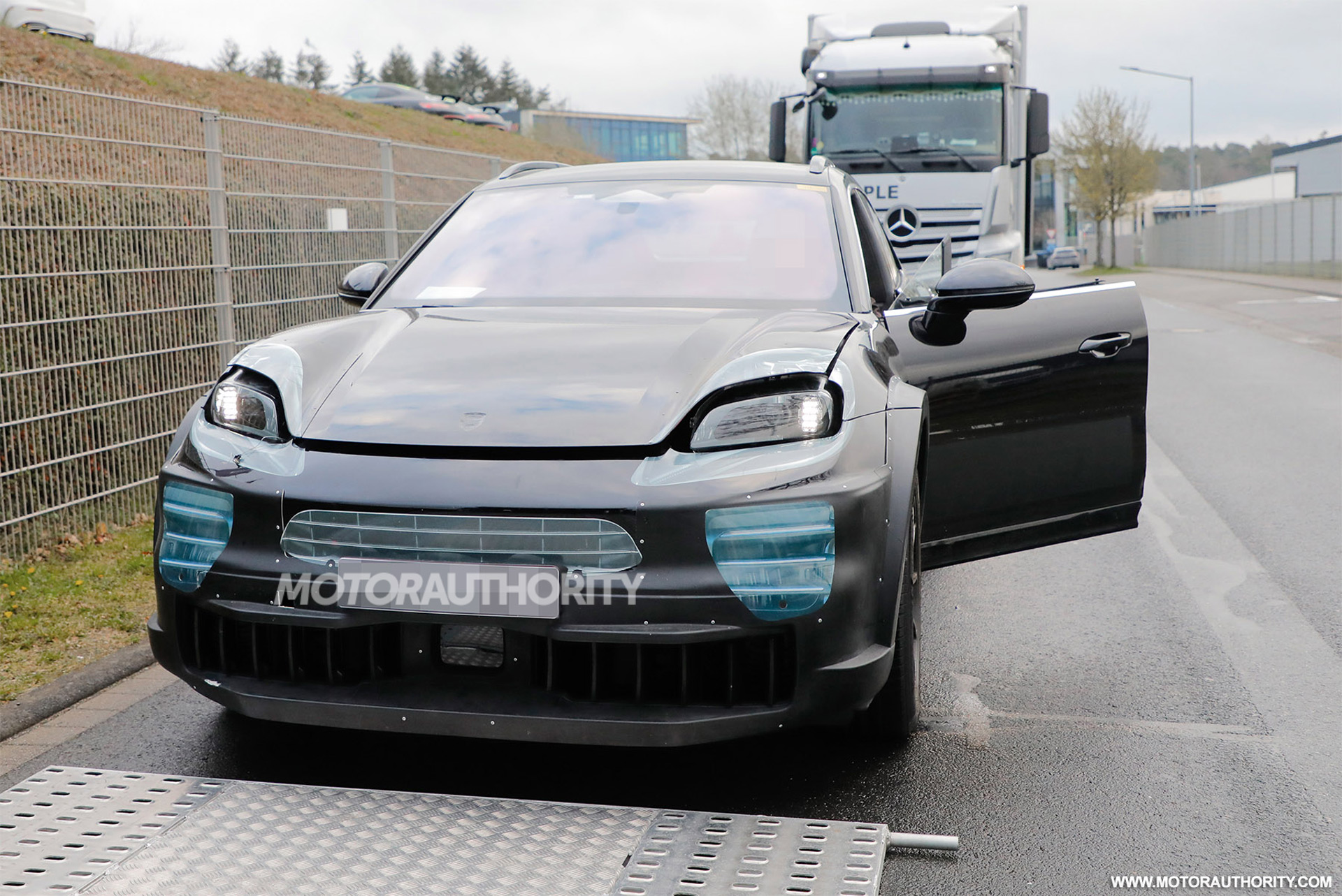 2027-porsche-cayenne-ev-test-mule-spy-shots--photo-credit-baldauf_100890716_h.jpg