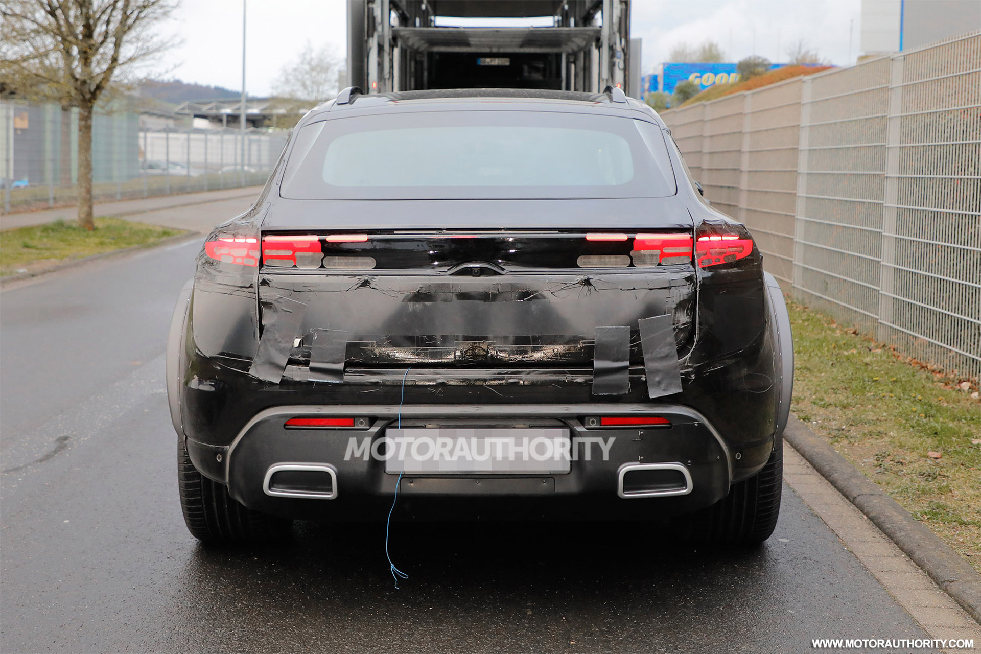 2027-porsche-cayenne-ev-test-mule-spy-shots--photo-credit-baldauf_100890719_h.jpg