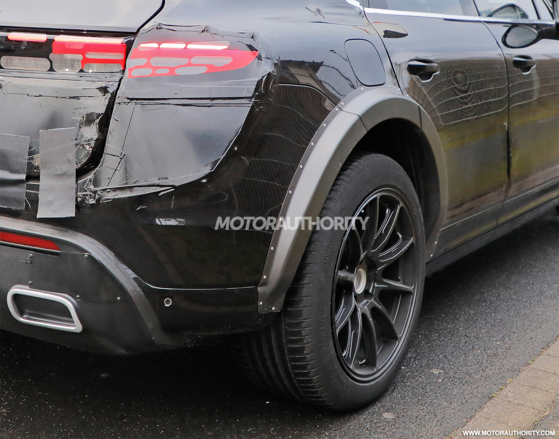 2027-porsche-cayenne-ev-test-mule-spy-shots--photo-credit-baldauf_100890721_h.jpg