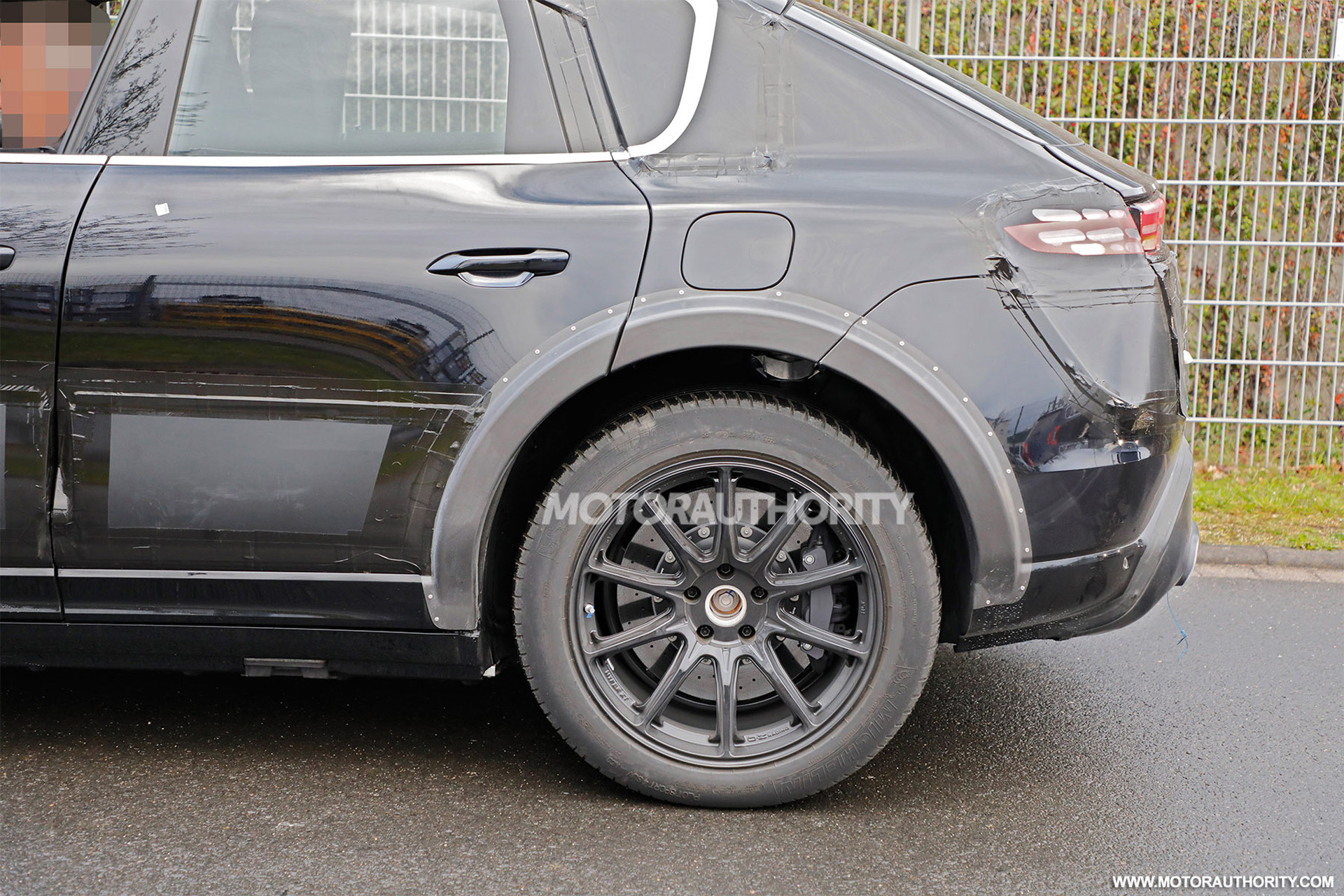 2027-porsche-cayenne-ev-test-mule-spy-shots--photo-credit-baldauf_100890722_h.jpg