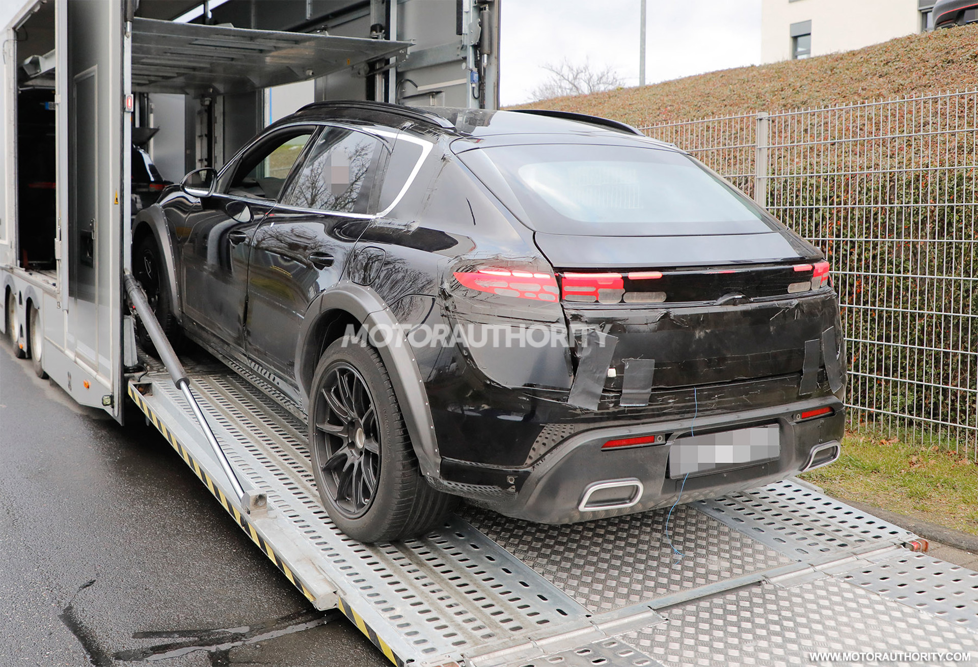 2027-porsche-cayenne-ev-test-mule-spy-shots--photo-credit-baldauf_100890724_h-2.jpg