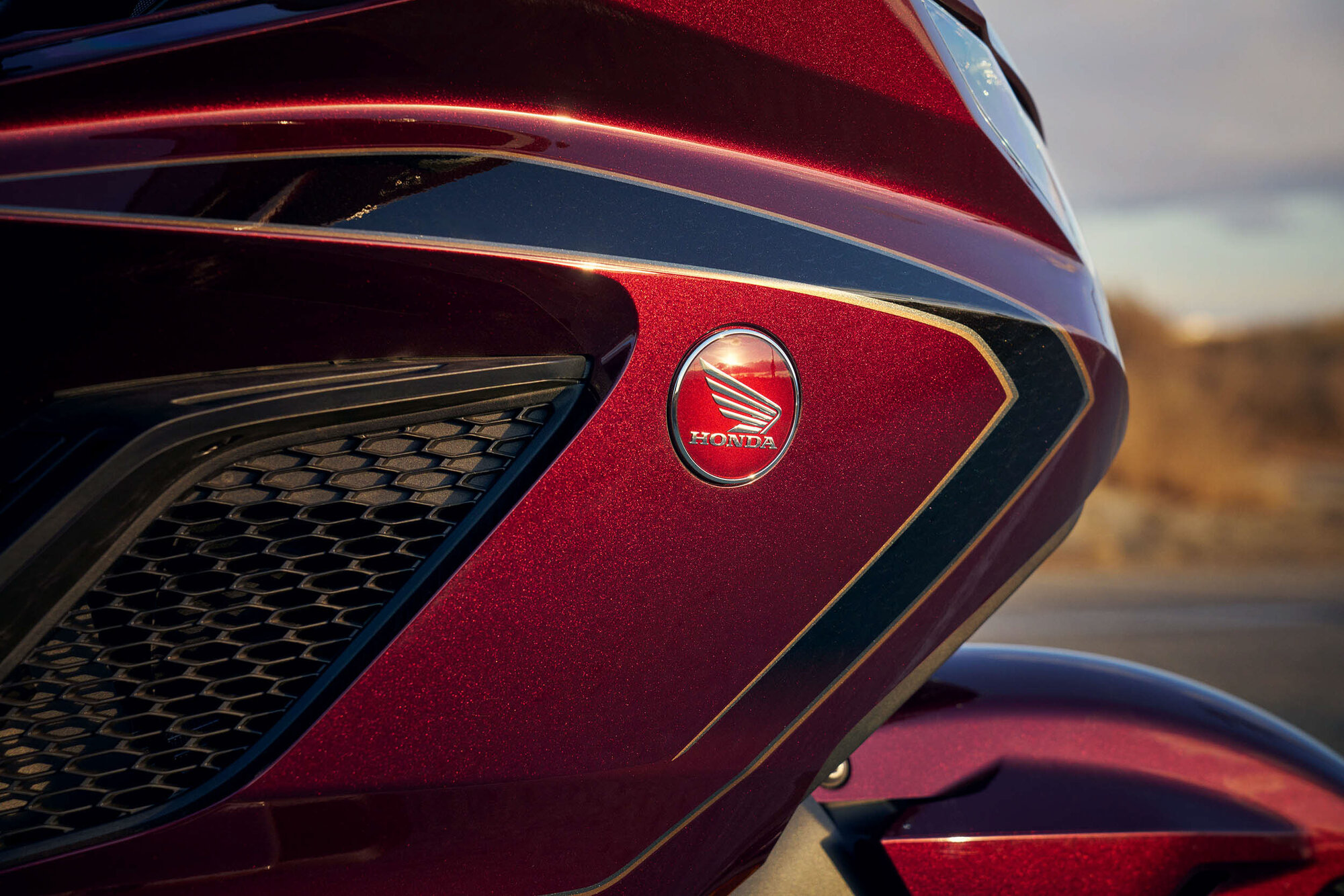 25 Honda Gold Wing Tour_Bourdeaux Red Metallic_Location Detail_emblem_1.jpg