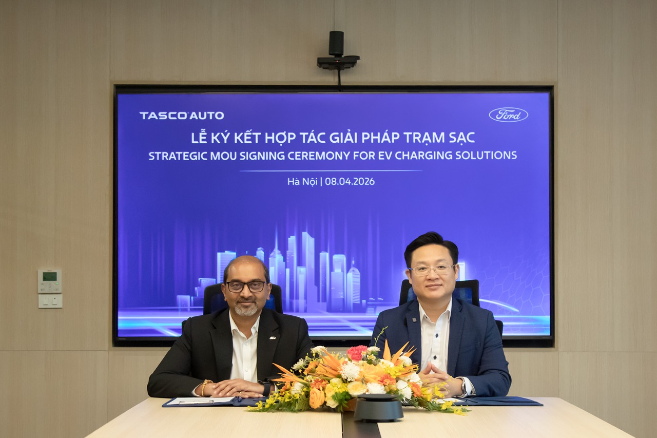4. Đại diện Tasco Auto và Ford Việt Nam tại Lễ ký kết hợp tác giải pháp trạm sạc Large.jpeg