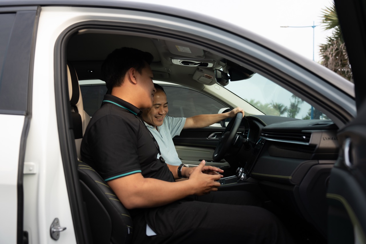 6. Khách mời trải nghiệm dòng xe điện Plug-in Hybrid Lynk & Co 08 tại sự kiện Large.jpeg