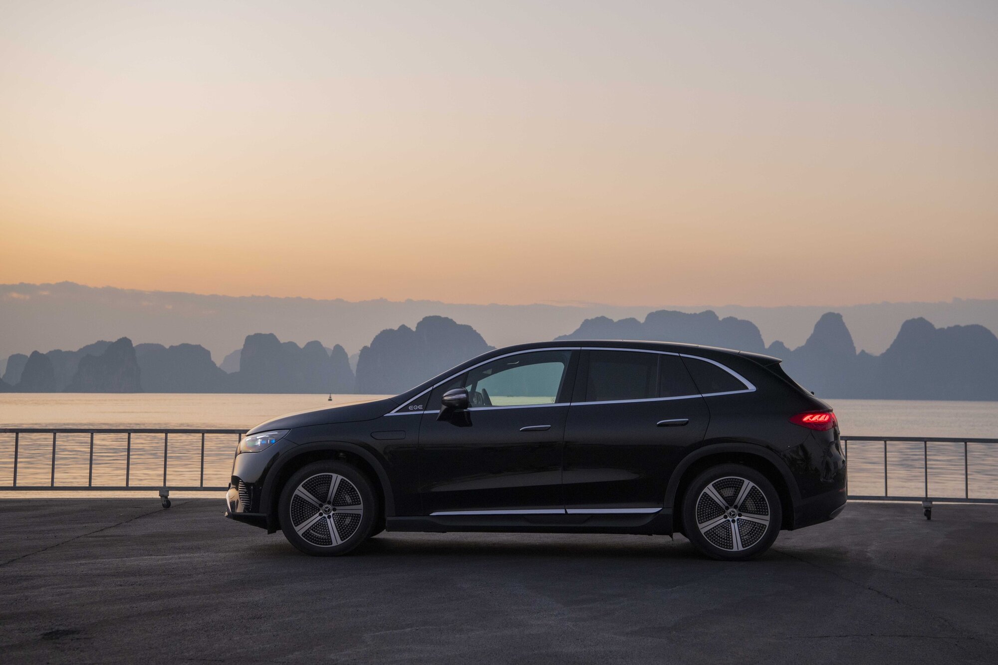 9. Mercedes-Benz EQE 500 4MATIC.jpg