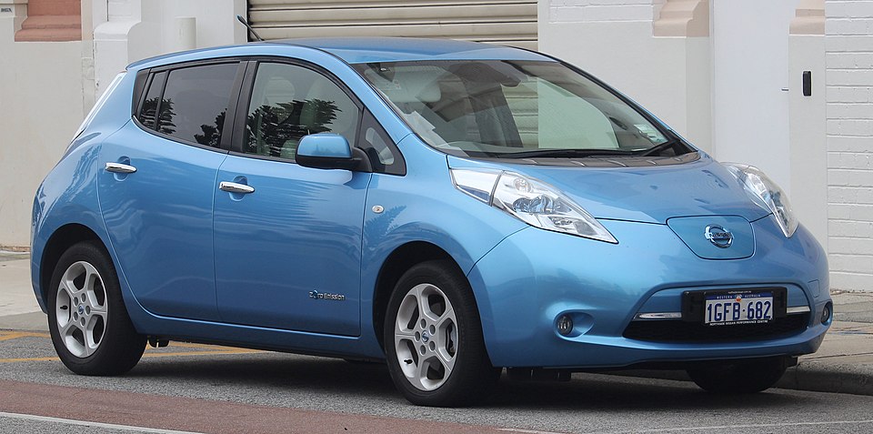 960px-2017_Nissan_LEAF_(ZE0_MY17)_hatchback_(2018-11-02)_01.jpg