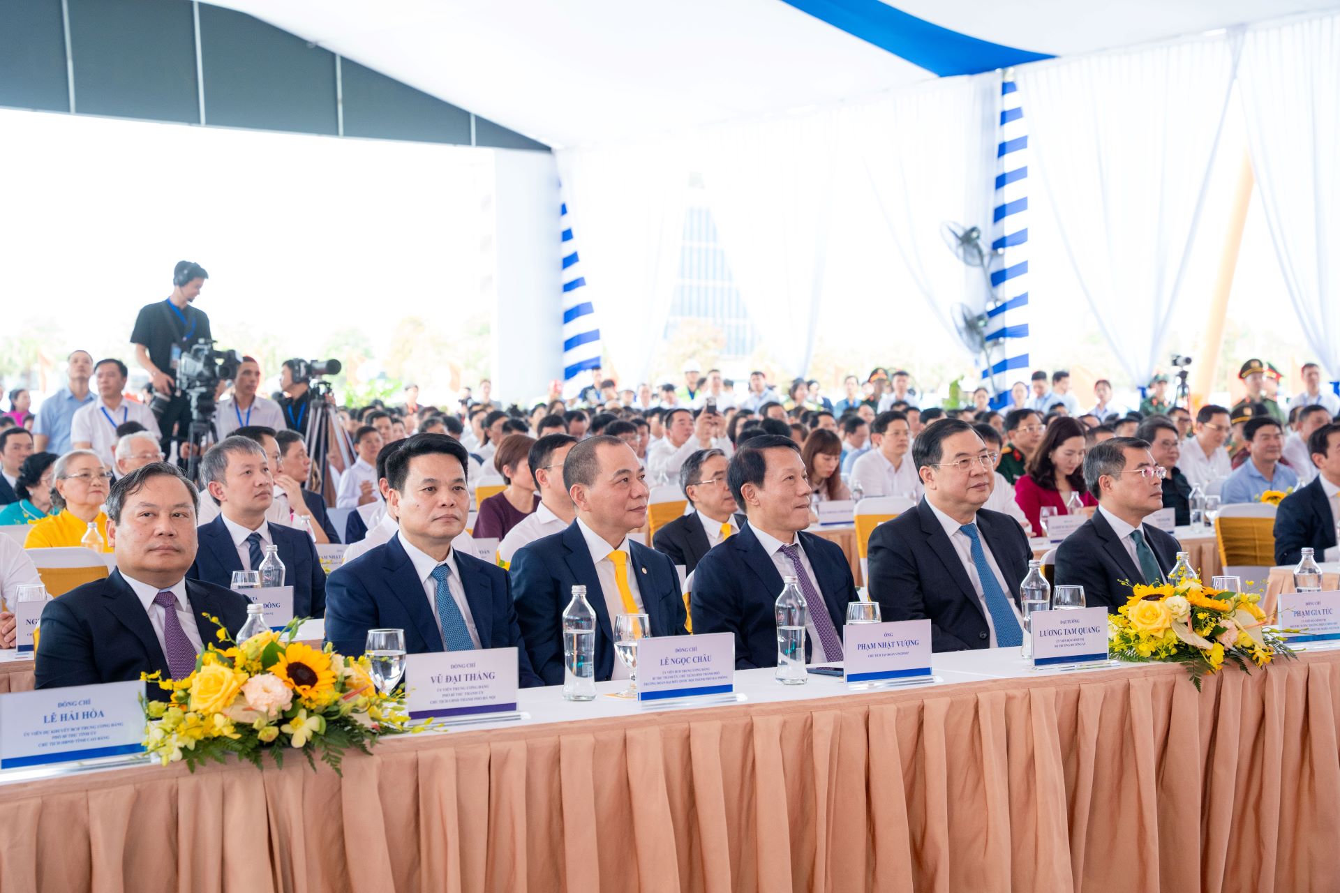 A5. Thủ tướng Lê Minh Hưng cùng các đại biểu tham dự Lễ khởi công Dự án Tuyến đường sắt tốc độ...jpg