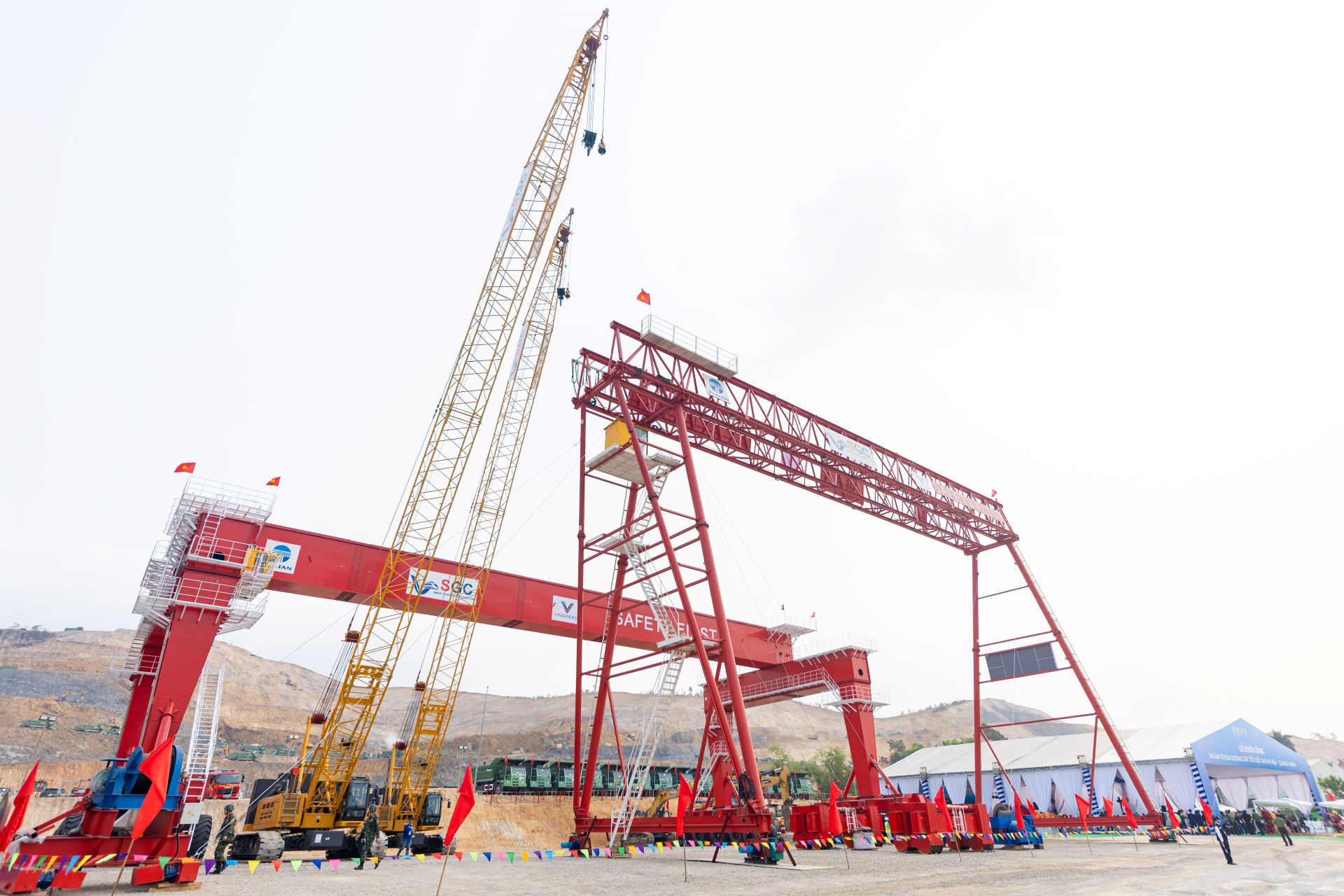 A6_ Máy móc sẵn sàng cho lễ khởi công tuyến đường sắt tốc độ cao Hà Nội - Quảng Ninh..jpg