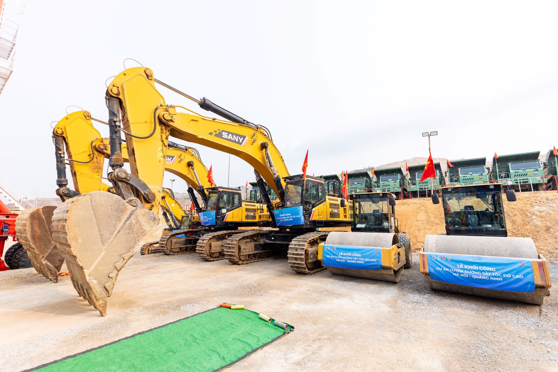 A7_ Máy móc sẵn sàng cho lễ khởi công tuyến đường sắt tốc độ cao Hà Nội - Quảng Ninh..jpg