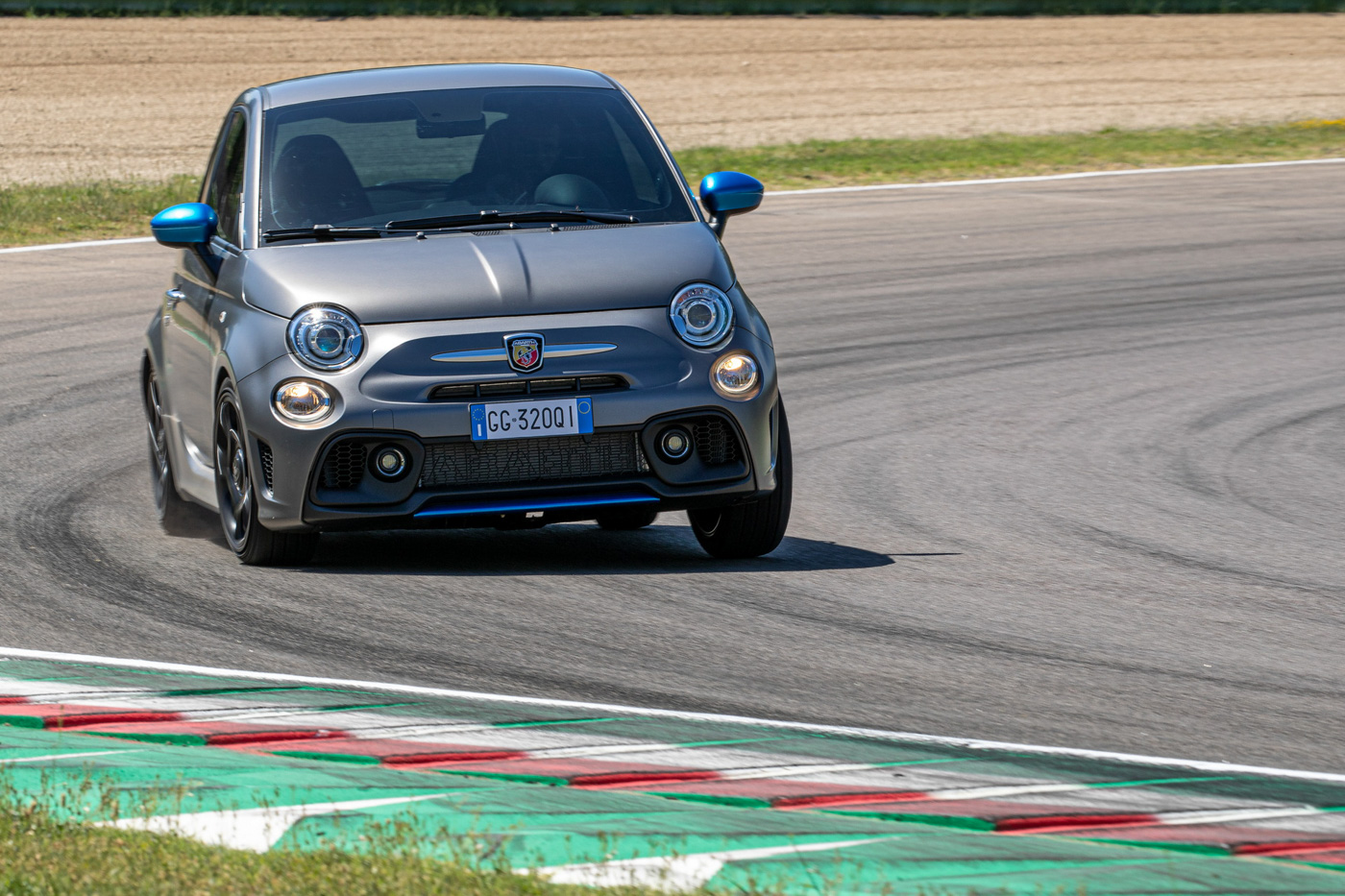 Abarth F595 (15).JPG