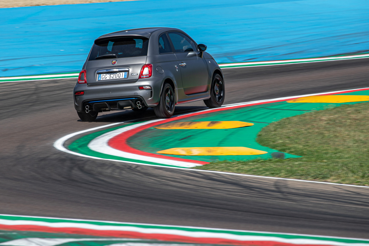 Abarth F595 (2).JPG