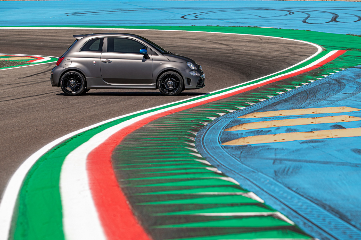 Abarth F595 (8).JPG