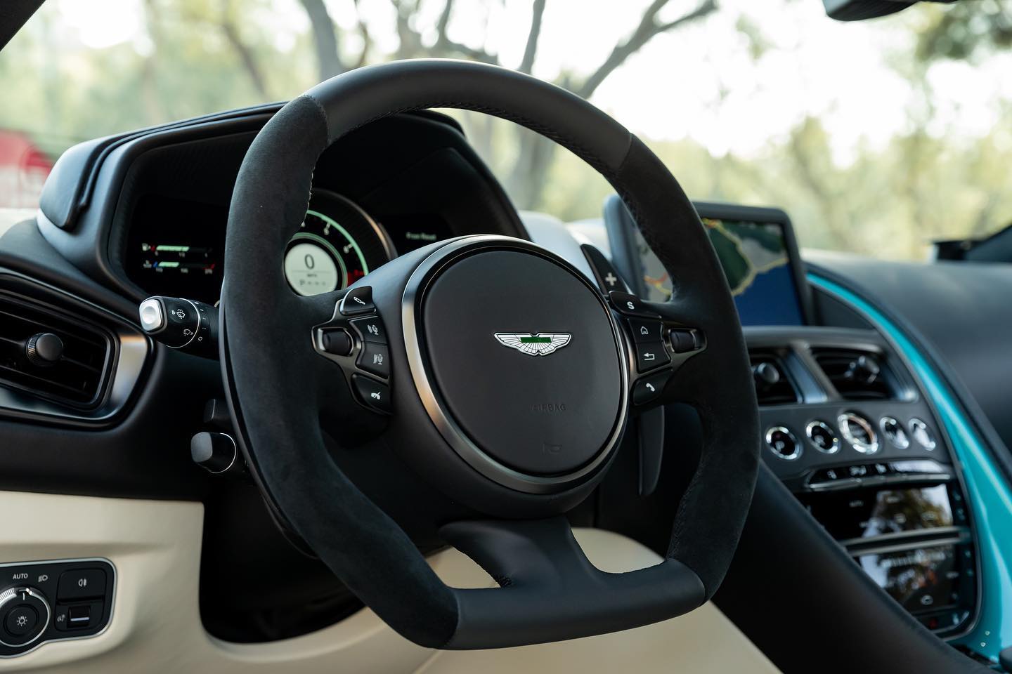 Aston Martin (3).jpg