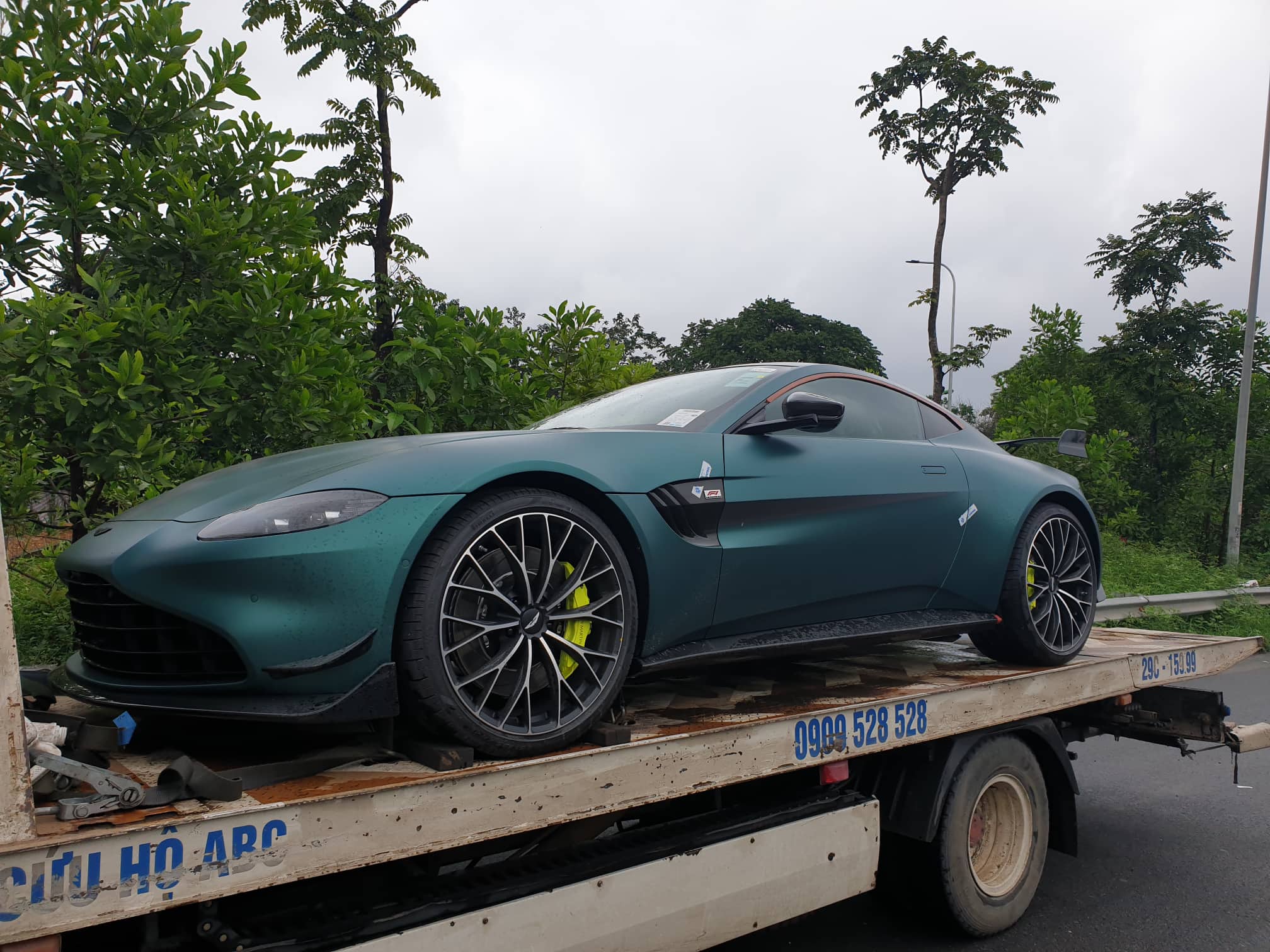 Aston Martin (4).jpg