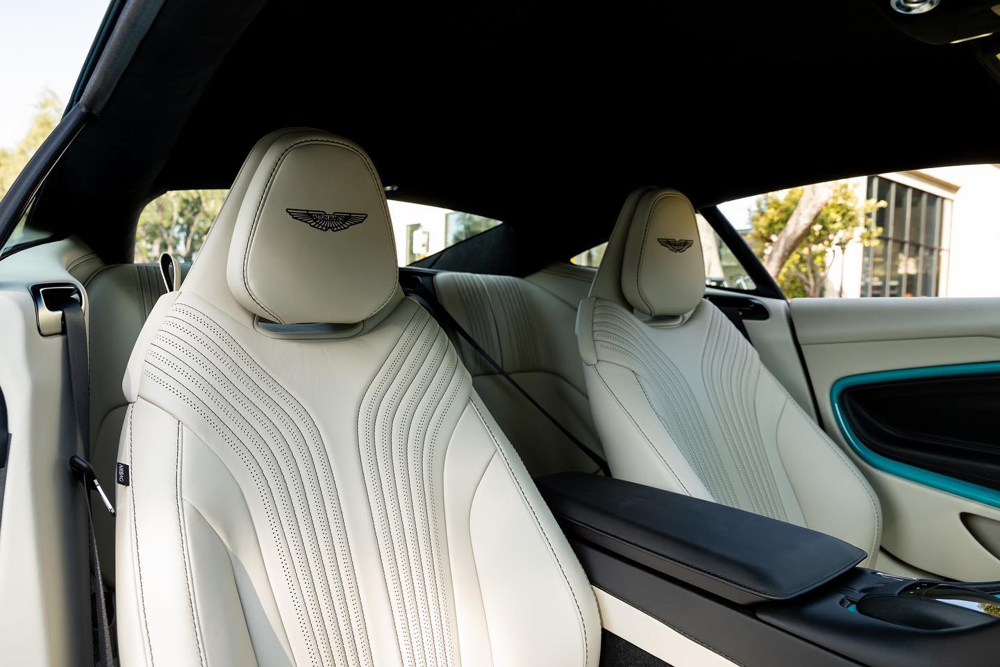 Aston Martin (5).jpg