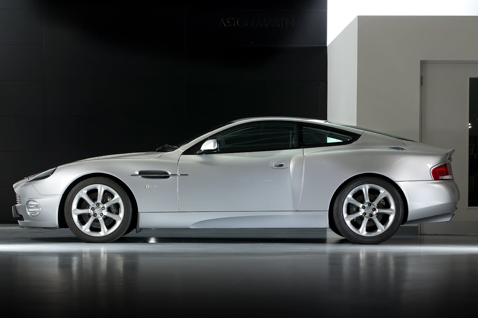 Aston Martin (6).jpg