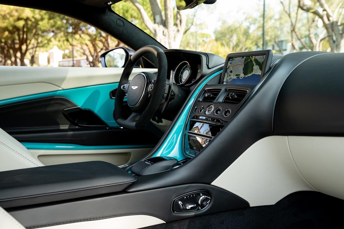 Aston Martin (9).jpg
